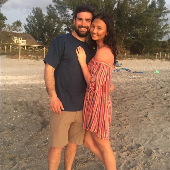 meet your fellow posher, Michaela ☀️🌻💛✨🍍 - Picture 8 of 8